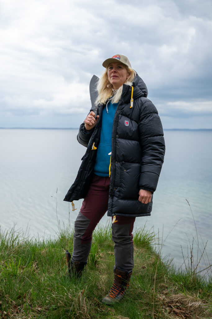 Dea Larsen omgivet af naturen, hvor passionen for friluftsliv, fiskeri og livet under åben himmel altid har været en stor del af hverdagen.
